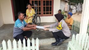 Polwan Cantik Berikan Himbauan di Desa Kosgoro