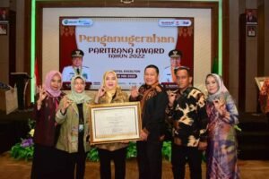 Bupati Hj. Ratna Machmud Terima Penghargaan