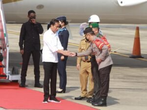 Tiba Di Bandara STS Jambi Presiden RI Disambut hangat Gubernur Jambi