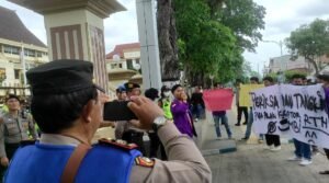 Puluhan Mahasiswa BEM UNH Geruduk Polda Jambi