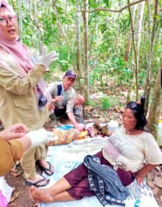 Penuh Perjuangan, Seorang Ibu Sampai Melahirkan Dikebun Karet