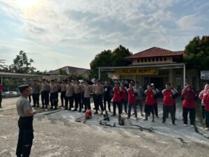 GOTONG ROYONG KESEHATAN: Warga Desa Noman Baru Bersatu Padu Dalam Giat Bakti Sosial