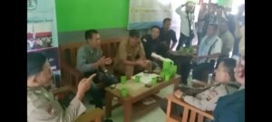 Wartawan dan LSM Mempertanyakan Terkait Adanya Kepala Sekolah dan Guru Demo di Kejaksaan Negeri Lubuklinggau