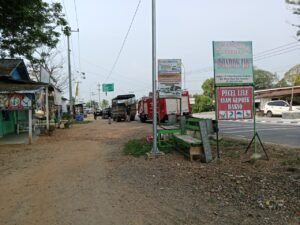 Kegiatan Penertiban Spanduk di Jalan Utama, Bawaslu Muratara.