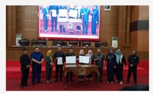 Bupati Hj Ratna Machmud dan Ketua  DPRD Azandri Sahkan APBD Kabupaten Musirawas Tahun 2024