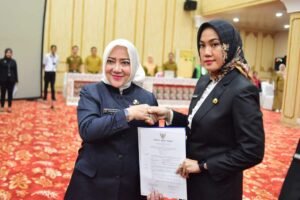 Bupati Hj Ratna Machmud Lantik Kedis Kesehatan dan Kadis KB Musi Rawas