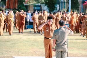 Mukhlisin, Asisten Administrasi Umum dan Keuangan Pimpin Apel Pagi Bersama Di halaman Kantor Bupati Musi Rawas