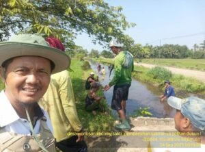 Jaga Ketahanan Pangan, Petani dan Petugas BPP Megang Sakti Gelar Gotong Royong Bersihkan Irigasi dan Vaksinasi PMK