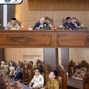 Wali Kota Lubuk Linggau Mendengarkan Pandangan Umum Fraksi DPRD Terhadap 6 Raperda