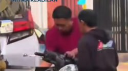 Miris ! Hanya Karena Senggol Spion, Pemilik Mobil Alphard Rusak Motor Ojek Online Dengan Bata