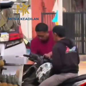 Miris ! Hanya Karena Senggol Spion, Pemilik Mobil Alphard Rusak Motor Ojek Online Dengan Bata